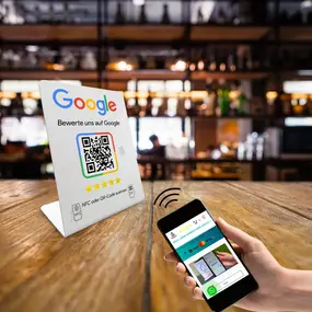 Eleganter Google Bewertungsaufsteller mit integriertem NFC Tag und QR Code. Kundinnen und Kunden können dein Unternehmen mit einem einzigen Scan direkt auf Google bewerten. Keine App nötig, keine Suche. Ideal für Geschäfte, Restaurants, Studios