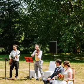 dunkelgoldmusik | Hochzeits- und Veranstaltungsmusik Live Musik bei einer romantischen Hochzeit im Freien mit Viola und Gitarre für emotionale Momente. Foto von Katrin Andrzejewski.