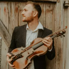 dunkelgoldmusik | Hochzeits- und Veranstaltungsmusik Künstlerische Darstellung eines Violinisten mit Viola – perfekte Symbolik für Hochzeitsmusik. Foto von Domeni Grundel.