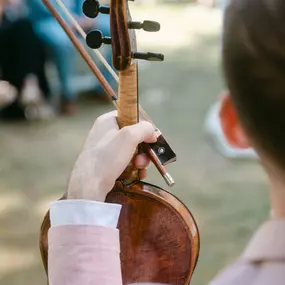 dunkelgoldmusik | Hochzeits- und Veranstaltungsmusik Nahaufnahme eines Violinisten bei einer Trauung im Freien für emotionale Hochzeitsmusik. Foto von Myra Bry.