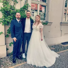 dunkelgoldmusik | Hochzeits- und Veranstaltungsmusik Musiker posiert mit frisch verheiratetem Paar nach emotionaler Trauung mit Violamusik.