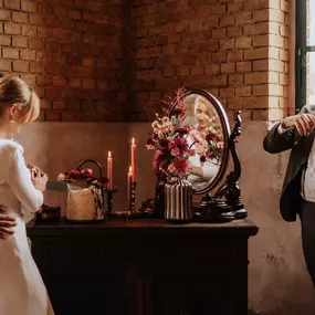 dunkelgoldmusik | Hochzeits- und Veranstaltungsmusik Musiker mit Viola schafft romantische Atmosphäre beim besonderen Hochzeitsmoment. Foto von Madeleine Rothkugel.