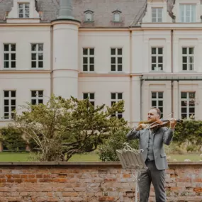 dunkelgoldmusik | Hochzeits- und Veranstaltungsmusik Musiker mit Viola begleitet eine Hochzeit im Schlossgarten mit klassischer Live Musik. Foto von Moritz Valentin Böhm.
