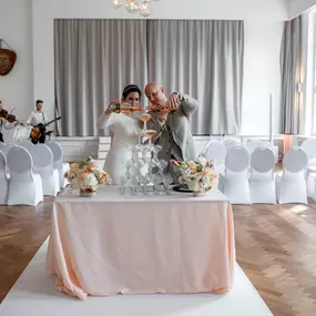 dunkelgoldmusik | Hochzeits- und Veranstaltungsmusik Live Musik mit Viola und Gitarre begleitet den besonderen Moment des Hochzeitspaares. Foto von Nataliia Schütze.