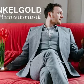 dunkelgoldmusik | Hochzeits- und Veranstaltungsmusik Künstlerischer Violinist im Anzug mit Viola , perfekt für edle Hochzeitsmusik. Foto von Julius Kürschner.