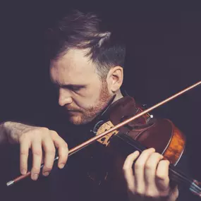 dunkelgoldmusik | Hochzeits- und Veranstaltungsmusik Emotionaler Violinist in Aktion – Musik für unvergessliche Hochzeitsmomente. Foto von PicturePeople.