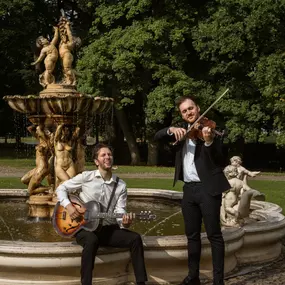 dunkelgoldmusik | Hochzeits- und Veranstaltungsmusik Romantische Hochzeitsmusik im Park – Viola und Gitarre schaffen festliche Atmosphäre. Foto von Amelie Koerbs.