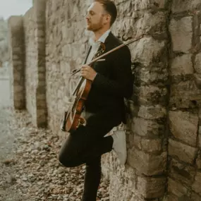 dunkelgoldmusik | Hochzeits- und Veranstaltungsmusik Künstlerischer Musiker mit Viola für stilvolle und besondere Hochzeitsmusik. Foto von Domeni Grundel.