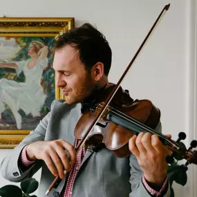 dunkelgoldmusik | Hochzeits- und Veranstaltungsmusik Klassische Hochzeitsmusik mit Viola – eleganter Auftritt für besondere Anlässe. Foto von Julius Kürschner.