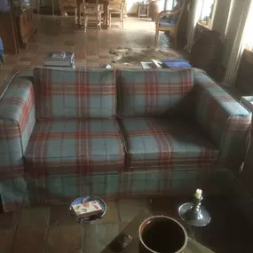 Martin Otto Thie Raumgestaltung Inh. Aline Sander e.K. handgefertigtes Sofa mit kariertem Wollstoff in warmem Wohnambiente. Kombination aus traditionellem Design und hochwertiger Polsterarbeit für ein gemütliches Raumgefühl.