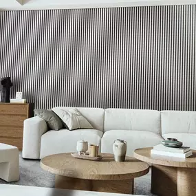 Martin Otto Thie Raumgestaltung Inh. Aline Sander e.K. stilvolles Wohnzimmerdesign mit hellen Polstermöbeln, Holzoptik und modernen Wandpaneelen. Inspiration für harmonische Raumgestaltung und Innenarchitektur.