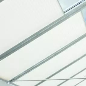 Martin Otto Thie Raumgestaltung Inh. Aline Sander e.K. maßgefertigtes Plissee-System für Dachflächenfenster im Wintergarten. Effektiver Sicht- und Sonnenschutz mit modernen Stoffen und klarer Linienführung.