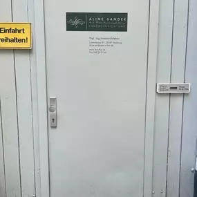 Martin Otto Thie Raumgestaltung Inh. Aline Sander e.K. schlichte Eingangstür eines Ateliers mit klarer Typografie und dezentem Design. Beispiel für professionelles Handwerksumfeld und Markenauftritt.