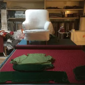 Martin Otto Thie Raumgestaltung Inh. Aline Sander e.K. Arbeitsschritt einer Sesselaufarbeitung: Bezug entfernt, neue Polsterung vorbereitet. Handwerkliche Arbeitsschritte im Polsterprozess mit Stoffauswahl.