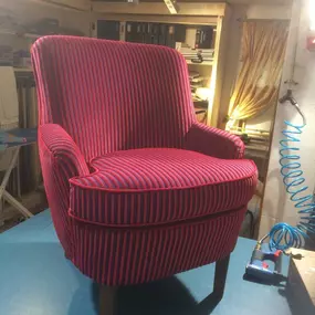 Martin Otto Thie Raumgestaltung Inh. Aline Sander e.K. restaurierter Polstersessel in kräftigem Streifenmuster, neu bezogen mit hochwertigem Stoff. Beispiel für fachgerechte Polsterrestaurierung und Stoffverarbeitung.