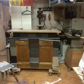 Martin Otto Thie Raumgestaltung Inh. Aline Sander e.K. Kommode oder Bar während der handwerklichen Aufarbeitung. Kombination verschiedener Materialien für modernes Oberflächendesign und Struktur.