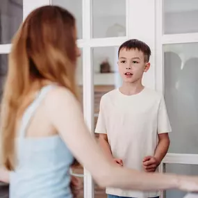 Elite Musik Ein Kind arbeitet im Gesangsunterricht an Ausdruck und Technik unter professioneller Anleitung.