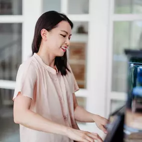 Elite Musik Eine erwachsene Person beim Klavierspielen – passend für Musikunterricht, Hobby oder Lifestyle-Themen.