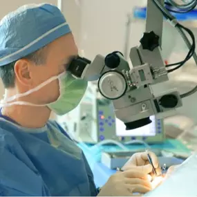 D. Konrad Filutowski performs surgery