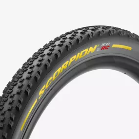 Pirelli Scorpion XC RC Reifen aus dem Sortiment von allée-rad in Berlin-Prenzlauer Berg. Hochwertiger MTB-Reifen mit präzisem Profil für maximale Kontrolle und Geschwindigkeit im Cross-Country-Einsatz.