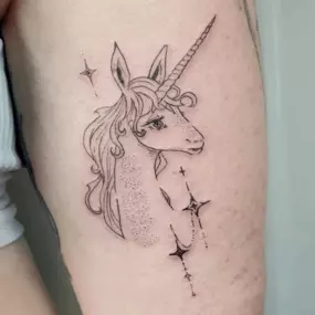 Schmierfink & Robird zartes einhorn tattoo in fine line stil, minimalistisch und elegant gestochen mit liebe zum detail