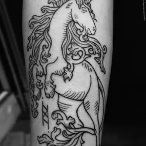 Schmierfink & Robird fein ausgearbeitetes einhorn tattoo im lineart stil, klare linien und elegante formgebung, inspiriert von mythologischen motiven