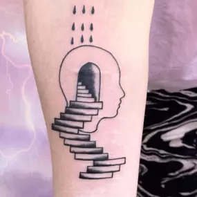 Schmierfink & Robird kreatives surreal tattoo eines kopfumrisses mit spiralförmiger treppe und regen, symbolisch für bewusstsein und transformation
