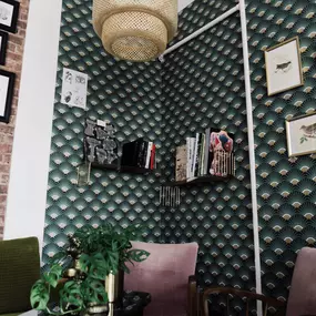Schmierfink & Robird gemütliche leseecke mit kunstbüchern, vogelillustrationen und stilvoller retro tapete – kreative atmosphäre für individuelle tattoo inspiration