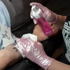 Schmierfink & Robird hygienische tattoo arbeit mit sorgfältiger reinigung und hautpflege, fokus auf professionelle ausführung und details