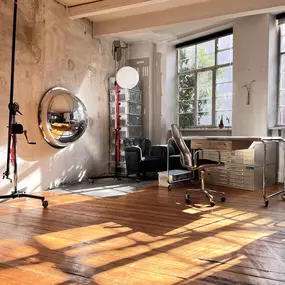 Professionelles Filmset mit moderner Kameraausrüstung und durchdachter Lichtgestaltung für hochwertige Image- und Werbeproduktionen.