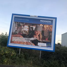 Außenwerbung mit aufmerksamkeitsstarkem Filmmotiv, das die visuelle Kraft professioneller Videoproduktion widerspiegelt.