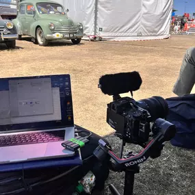 Professionelles Kamera-Setup beim Außendreh – bereit für hochwertige Filmaufnahmen unter realen Bedingungen.