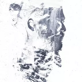 Ein eindrucksvolles Portrait zeigt das Profil eines Mannes, überlagert mit Strukturen aus Natur, Schnee und Wasserfällen. Die doppelte Belichtung schafft eine poetische Verbindung zwischen Mensch und Landschaft.