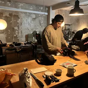 Kreatives Teamwork bei der Vorbereitung eines Filmprojekts – Planung, Technik und Leidenschaft vereint in einer produktiven Atmosphäre.