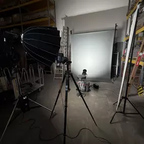 Filmset mit durchdachter Lichtgestaltung und technischer Präzision – optimale Bedingungen für hochwertige Aufnahmen.