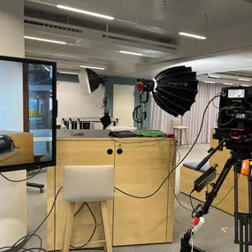 Professionelles Filmsetup in moderner Umgebung – optimale Vorbereitung für hochwertige Interview- oder Imagefilmproduktionen.
