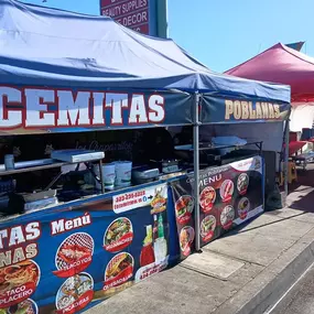 Auténtico sabor poblano en el corazón de Los Ángeles. Cemitas Poblanas Los Chaparritos ofrece cemitas, tacos, tlacoyos y más, preparados al momento con ingredientes frescos y el sazón tradicional de Puebla.
Authentic Puebla-style flavor in Los Angeles. Cemitas Poblanas Los Chaparritos serves fresh-made cemitas, tacos, tlacoyos, and more — bringing the true taste of Puebla to the streets of LA.