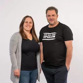 Martin Rütter Hundeschule Mainz / Bad Kreuznach zeigt Zusammenarbeit zweier Hundetrainer. Ein Moment professioneller Weiterbildung und Austausch über Hundeverhalten.
