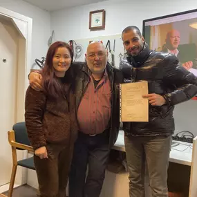 Ihr Experte für Türöffnungen und Sicherheit: Uwe Sarfeld und ich nach erfolgreicher Schulung. Fachgerechte, schnelle und schadenfreie Einsätze im gesamten Main-Taunus-Kreis.