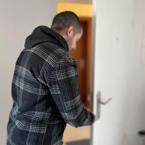 Schlüsseldienst Adam im Einsatz: Türöffnung ohne Beschädigungen – schnell, zuverlässig und fair. Wir sind täglich im gesamten Main-Taunus-Kreis für Sie unterwegs.