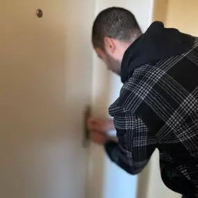 Erfahrener Monteur bei der Arbeit: präzise und schadenfreie Türöffnung durch Schlüsseldienst Adam. Schnell, zuverlässig und fair – in Hochheim, Hofheim, Flörsheim und Umgebung.