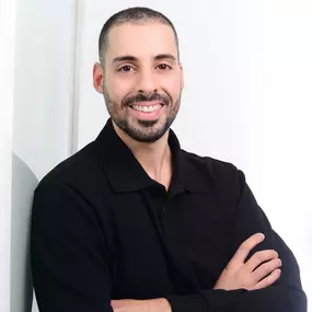 Sicherheitsexperte Tarek Habid – Ihr Ansprechpartner bei Schlüsseldienst Adam für Türöffnungen, Einbruchschutz und Sicherheitslösungen. Mit Erfahrung und Fachwissen sorgt er für schnelle, transparente Hilfe in Hochheim und Umgebung.