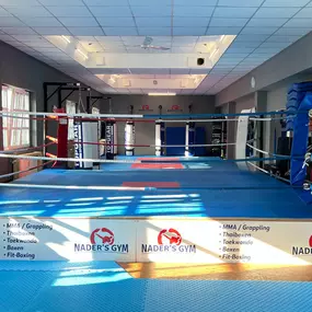 Moderner Trainingsbereich mit großzügiger Mattenfläche für Kampfsport, Fitness und Selbstverteidigung in Hamburg.