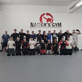 Motivierte Trainingsgruppe beim Kampfsport in der professionellen Umgebung von Naders Gym Hamburg.