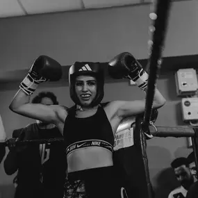 Erfolgreiche Teilnehmerinnen und Teilnehmer nach bestandener Prüfung im Naders Gym Hamburg.