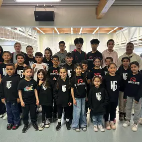 Engagierte Kampfsportgruppe in motivierender Trainingsatmosphäre im Naders Gym Hamburg.