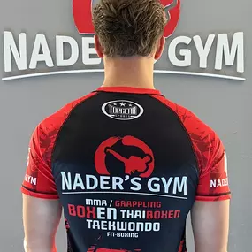 Engagierter Nachwuchssportler beim Kampfsporttraining im Naders Gym Hamburg.