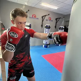 Intensives Techniktraining im Kampfsport mit Fokus auf Bewegung, Präzision und Koordination.