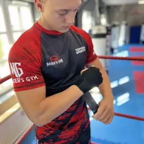 Motiviertes Vorbereitungstraining im Naders Gym mit Fokus auf Disziplin und Leistungssteigerung.