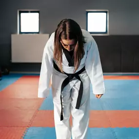 Kindertraining mit Fokus auf Disziplin, Bewegung und Kampfsport-Techniken im Taekwondo-Unterricht.